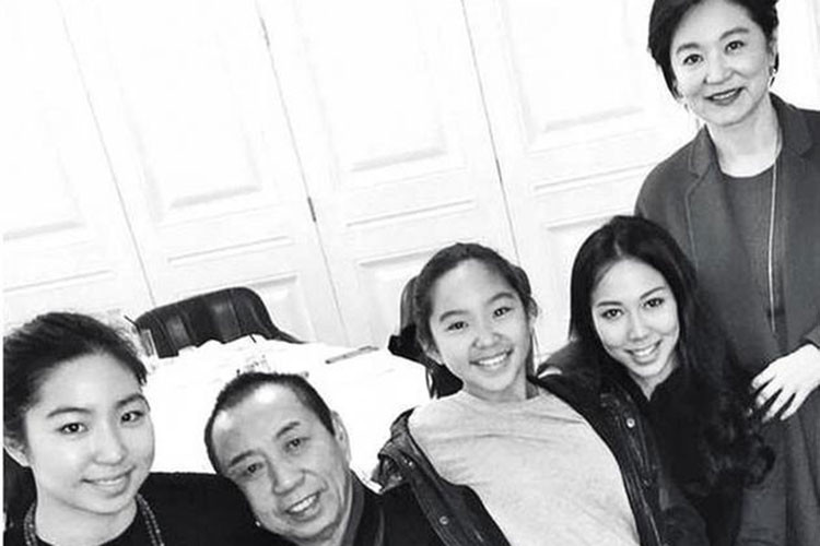 Hình ảnh Lâm Thanh Hà hạnh phúc bên chồng, con chung và con riêng của chồng. Ảnh: Sina