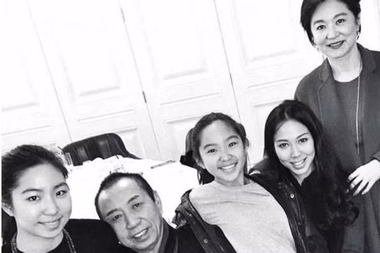 Hình ảnh Lâm Thanh Hà hạnh phúc bên chồng, con chung và con riêng của chồng. Ảnh: Sina