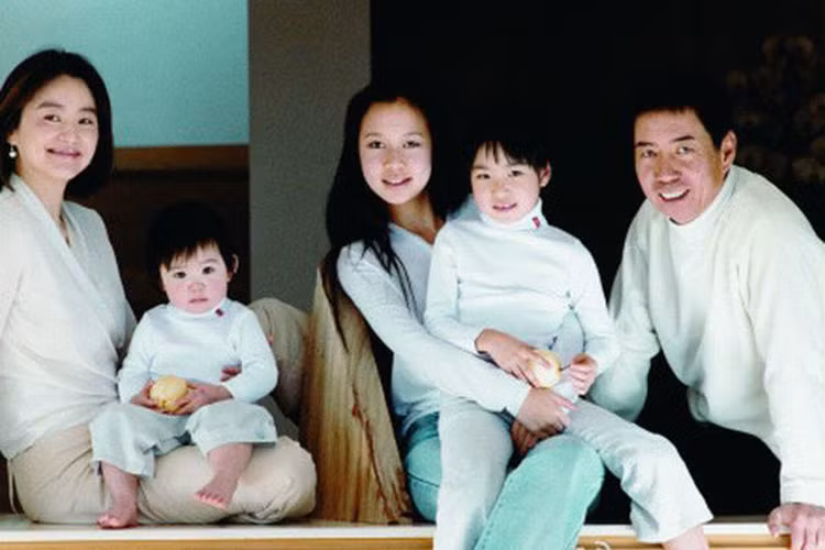 Lấy chồng tỷ phú, Lâm Thanh Hà lui về hậu trường chăm lo 2 con gái chung và 1 con gái riêng của chồng. Ảnh: Weibo