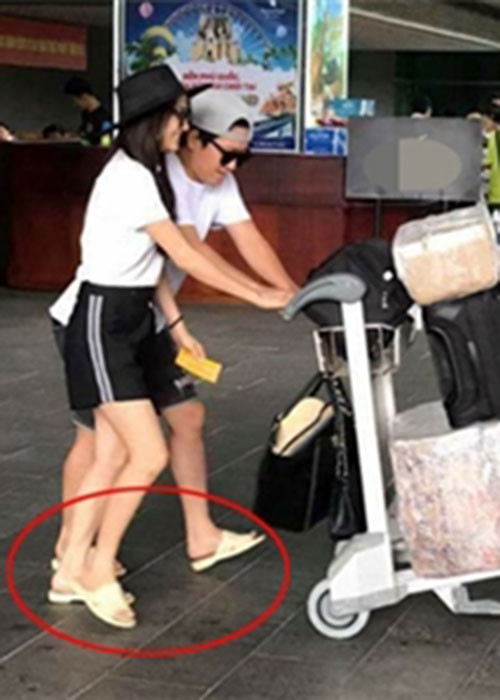 Tại sân bay, Trường Giang và Nhã Phương thường xuyên lựa chọn đi dép tổ ong. Ảnh: Saostar