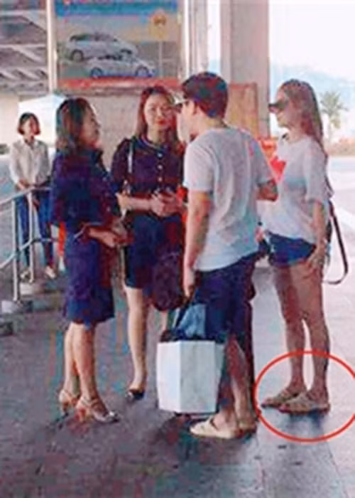 Nhã Phương đi dép tổ ong để vừa với Trường Giang bởi anh có chiều cao khá khiêm tốn. Ảnh: Saostar