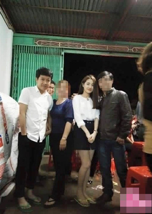 Ngoài dép tổ ong, Nhã Phương còn chọn đi dép tông giống Trường Giang. Ảnh: blogtamsu