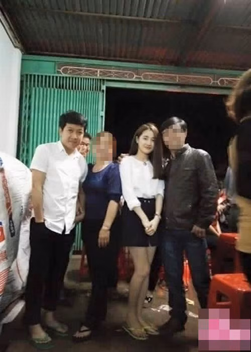 Ngoài dép tổ ong, Nhã Phương còn chọn đi dép tông giống Trường Giang. Ảnh: blogtamsu