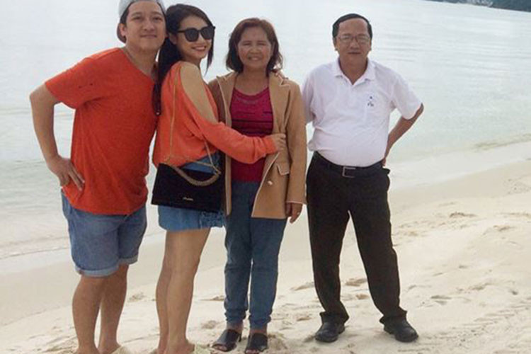 Hình ảnh Nhã Phương và Trường Giang cùng đi dép tổ ong trong chuyến đi cùng gia đình. Ảnh: Danviet