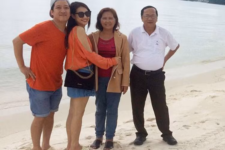 Hình ảnh Nhã Phương và Trường Giang cùng đi dép tổ ong trong chuyến đi cùng gia đình. Ảnh: Danviet