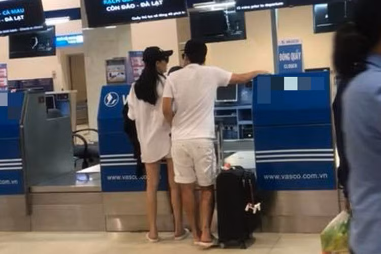 Để có đôi có cặp với Trường Giang, Nhã Phương không ngần ngại đi dép tổ ong - loại dép mà Trường Giang yêu thích nhất. Ảnh: Yeah1