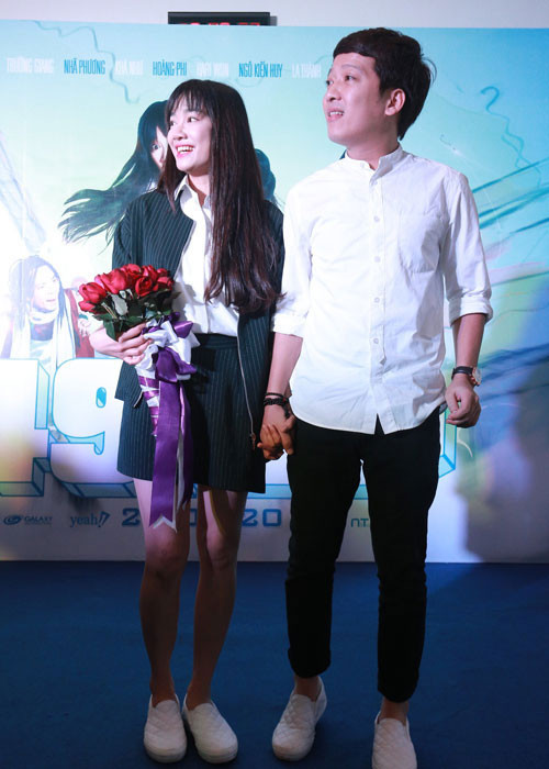 Nhã Phương cũng thường xuyên chọn giày không quá cao để sánh đôi bên Trường Giang. Ảnh: NSXCC