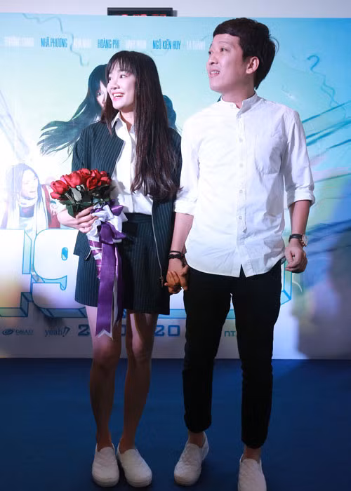 Nhã Phương cũng thường xuyên chọn giày không quá cao để sánh đôi bên Trường Giang. Ảnh: NSXCC