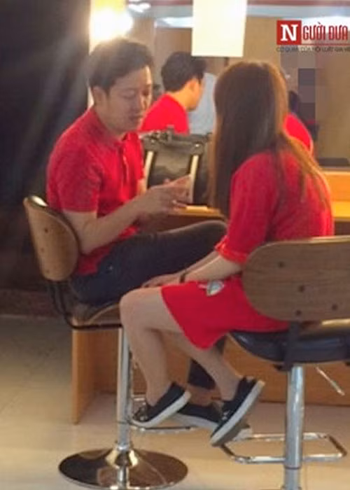 Ngoài giày, Nhã Phương và Trường Giang còn diện trang phục ton sur ton. Ảnh: Nguoiduatin