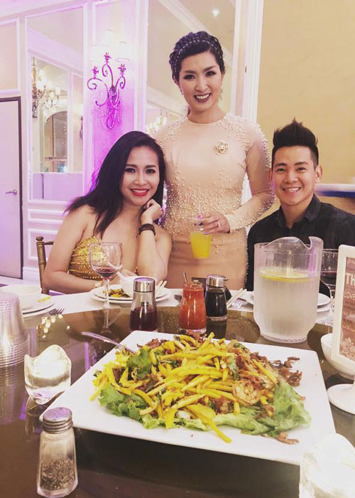 Sau thông tin Mai Phương bị bệnh, Đan Kim (ngoài cùng bên trái) trở thành tâm điểm của dư luận khi vướng nghi vấn hẹn hò Phùng Ngọc Huy - tình cũ cũng là cha con gái Mai Phương.