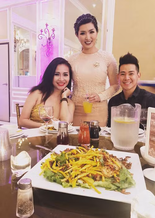 Sau thông tin Mai Phương bị bệnh, Đan Kim (ngoài cùng bên trái) trở thành tâm điểm của dư luận khi vướng nghi vấn hẹn hò Phùng Ngọc Huy - tình cũ cũng là cha con gái Mai Phương.