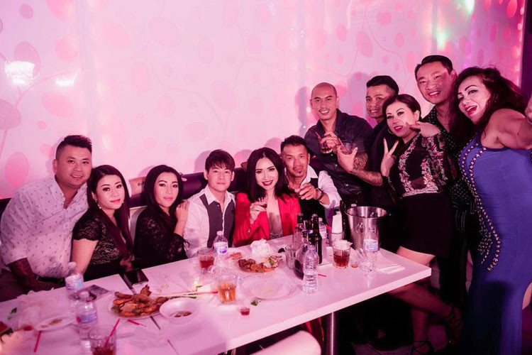 Hình ảnh Ngọc Huy và người tình tin đồn vui vẻ bên bạn bè tại sự kiện.