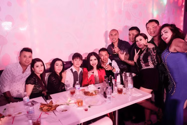 Hình ảnh Ngọc Huy và người tình tin đồn vui vẻ bên bạn bè tại sự kiện.