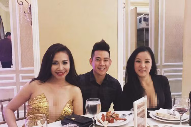 Hình ảnh Phùng Ngọc Huy bên Đan Kim và danh hài Thúy Nga tại bữa tiệc.