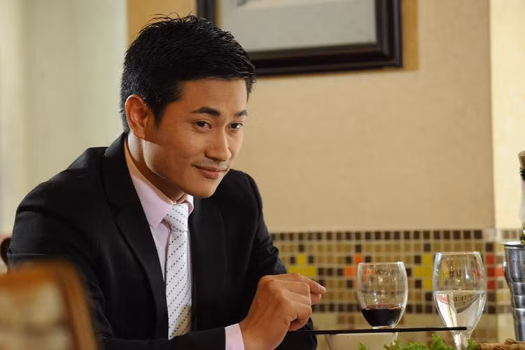 Trong bộ phim "Hồn lụa", doanh nhân Trần Phúc Thành vừa là diễn viên vừa là nhà sản xuất.