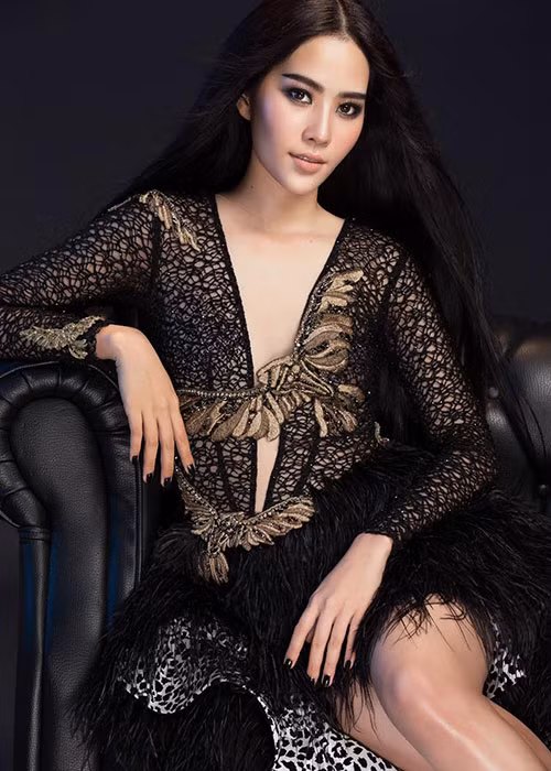 Trước An Nguy, Nam Em cũng bị chỉ trích dữ dội vì chen chân vào cuộc tình giữa Trường Giang và Nhã Phương. Sau này, Nam Em mới nhận ra mình sai khi là người thứ ba và kể lể chuyện tình này.