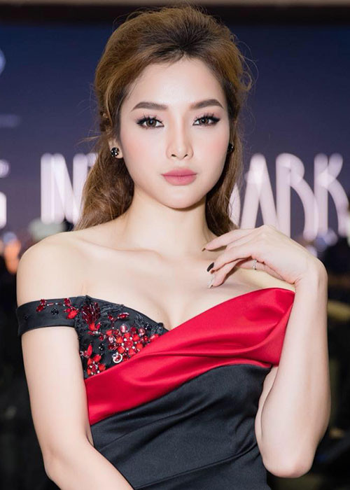 Phương Trinh Jolie từng thừa nhận là người thứ ba xen vào chuyện tình yêu của nữ diễn viên Nguyệt Ánh và bạn trai đại gia giấu mặt. Tuy nhiên, Phương Trinh Jolie cho rằng cô và Nguyệt Ánh đều chỉ là nạn nhân bởi vị đại gia này đã bắt cá hai tay.