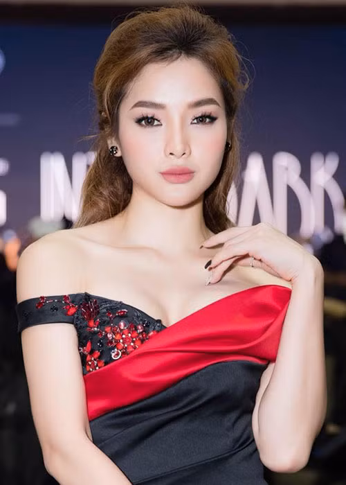 Phương Trinh Jolie từng thừa nhận là người thứ ba xen vào chuyện tình yêu của nữ diễn viên Nguyệt Ánh và bạn trai đại gia giấu mặt. Tuy nhiên, Phương Trinh Jolie cho rằng cô và Nguyệt Ánh đều chỉ là nạn nhân bởi vị đại gia này đã bắt cá hai tay.