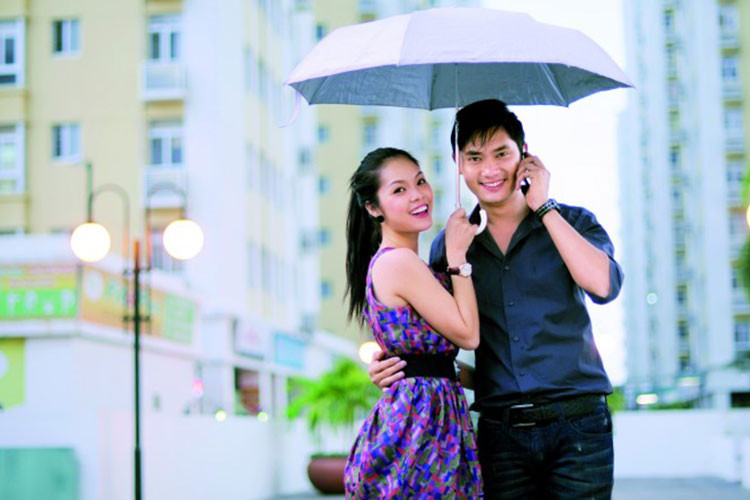 Dương Cẩm Lynh tâm sự gia đình phản đối cô yêu Minh Luân nhưng cô phản kháng bằng cách bỏ nhà đi, tuyên bố sống chết vì yêu. Ảnh: Thegioivanhoa