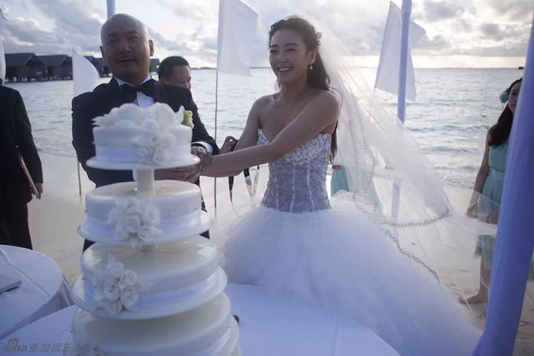 Tháng 4/2011, Trương Vũ Kỳ đăng ký kết hôn cùng đạo diễn hơn cô 21 tuổi Vương Toàn An chỉ sau 4 ngày công khai hẹn hò. Ảnh: Sina