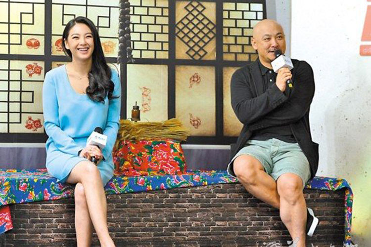 Vài tháng sau scandal của chồng, Trương Vũ Kỳ lại đăng ảnh chung khiến nhiều người tưởng rằng cô đã tha thứ cho chồng. Ảnh: Sina