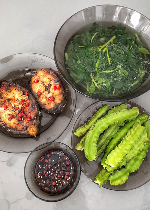 Cô chăm chỉ nấu ăn và khoe thành quả của mình với fans.