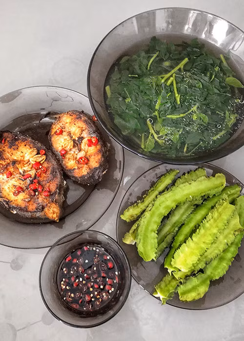 Cô chăm chỉ nấu ăn và khoe thành quả của mình với fans.