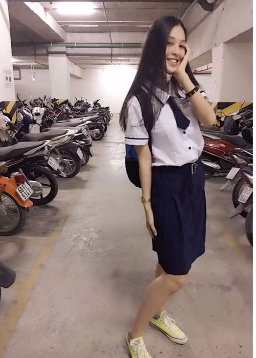 Trước câu hỏi: “Hãy tưởng tượng, bạn bỗng vượt thời gian đến 100 năm sau. Trước khi trở về bạn sẽ nói gì với thế hệ trẻ tương lai”, Tiểu Vy trả lời, cô sẽ nói với thế hệ mai sau hãy tin vào ước mơ của mình, luôn trau dồi kiến thức, thành công của các bạn sẽ giúp người xung quanh, xã hội tốt hơn.