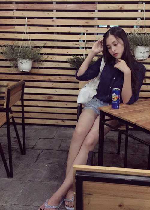 Trên trang cá nhân, Trần Tiểu Vy chia sẻ rất nhiều hình ảnh đời thường. Ở tuổi 18, cô trẻ trung, nhí nhảnh.