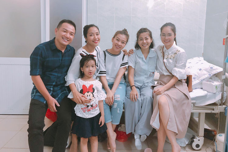 Khi đồng nghiệp vào thăm, Mai Phương luôn giữ nụ cười rạng rỡ trên môi.