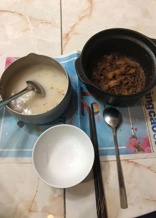 Nghệ sĩ Lê Bình vẫn đều đặn cập nhật thông tin và hình ảnh của mình. Mới đây, ông chia sẻ hình ảnh bữa ăn chiều kèm chú thích: "Cháo chiều. Rồi cũng xong. Ăn vậy mau giàu".