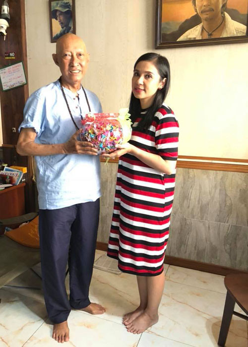 Chiều ngày 2/9, Việt Trinh đến thăm và tặng nghệ sĩ Lê Bình đang điều trị bệnh ung thư phổi 1000 con hạc giấy. Nữ diễn viên tin rằng nghệ sĩ Lê Bình sẽ sớm khỏe lại và mong những con hạc giấy mang lại cho đàn anh niềm vui.