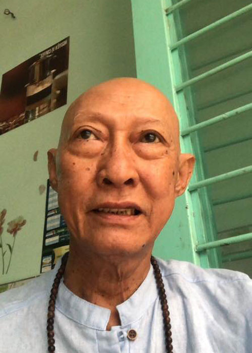 Nghệ sĩ Lê Bình bị ung thư phổi giai đoạn 4. Ông đang điều trị cùng khoa với diễn viên Mai Phương.