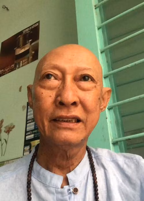 Nghệ sĩ Lê Bình bị ung thư phổi giai đoạn 4. Ông đang điều trị cùng khoa với diễn viên Mai Phương.