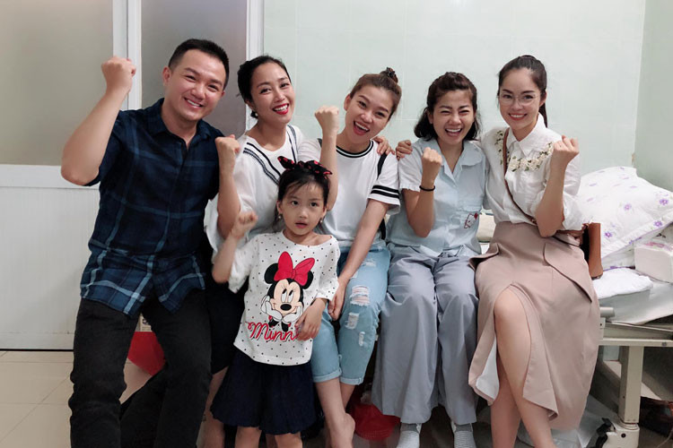 Các nghệ sĩ đã quyết định trích tặng cho Mai Phương và nghệ sĩ Lê Bình mỗi người 300 triệu đồng.