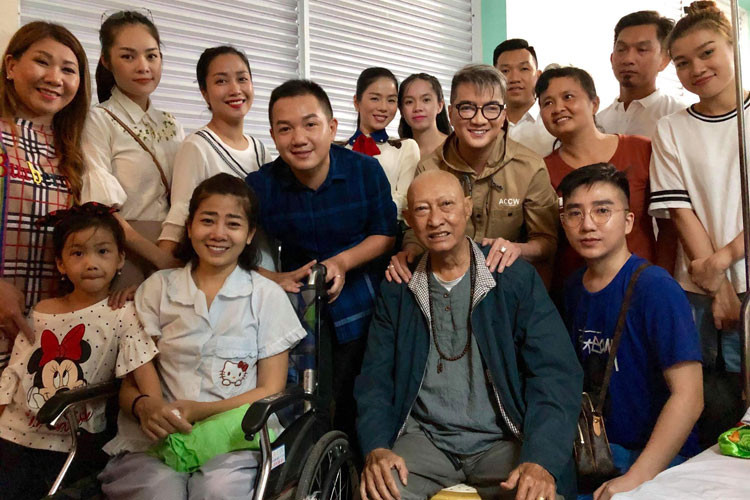 Mới đây, Đàm Vĩnh Hưng cùng các đồng nghiệp đã đến thăm và trao số tiền quyên góp từ đồng nghiệp và khán giả tặng Mai Phương và nghệ sĩ Lê Bình.