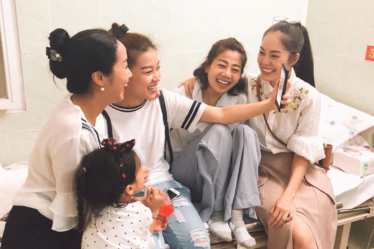 Hình ảnh Mai Phương vui vẻ chụp ảnh selfie cùng các đồng nghiệp.