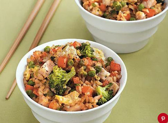 Cơm chiên gà: Món cơm rang ngon tuyệt và đẹp mắt này thực sự lại có công thức được sinh ra từ các loại rau thừa. Nó đẹp, ngon và bổ dưỡng. Đối với một lựa chọn ăn chay, có thể thay thế đậu phụ cho gà.