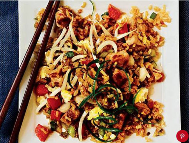 Cơm chiên heo cổ điển: Tại sao đi ra ngoài một nhà hàng khi bạn có thể làm món ăn đơn giản mà rất được yêu thích này ở nhà? Cơm rang thịt heo bao gồm giá đỗ tươi, thịt heo chiên, cà rốt thái hạt lựu và một chút hành mùi. Đây là một món ăn lành mạnh và tốt cho sức khỏe.