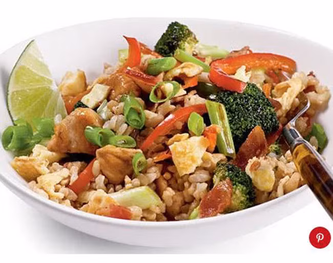 Cơm chiên Đông Nam Á: Món ăn này mang hương vị đích thực của cơm chiên châu Á với thịt lợn, ớt tươi xay, nước mắm và tương ngọt. Trang trí với các loại rau củ như ớt ngọt, súp lơ, hành hoa.
