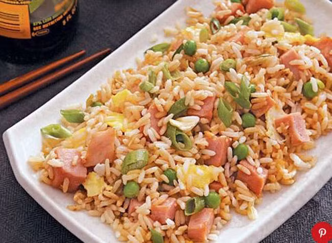 Cơm Chiên Dương Châu: Đây là món cơm chiên cổ điển của Trung Quốc theo truyền thống bao gồm tôm, giăm bông và trứng. Cắt ngò thành các nhánh nhỏ để trang trí cho đẹp mắt