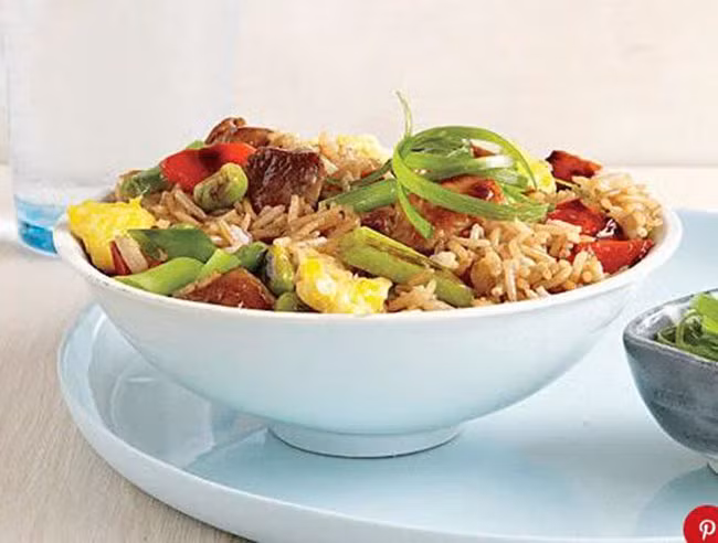 Cơm chiên heo: Cơm chiên heo nhanh chóng và dễ dàng là một món ăn một món ăn nhanh mà cả gia đình sẽ yêu thích. Thịt lợn rất mềm và chúng tôi yêu thích hương vị chua ngọt của nước sốt.