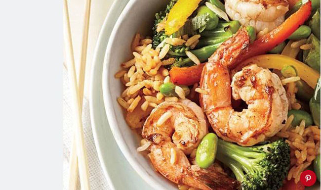 Cơm chiên tôm: Món cơm chiên tôm này là tốt nhất nếu bạn sử dụng gạo cũ. Nấu cơm chín và trải ra trong một lớp duy nhất trên tấm nướng để nguội hoàn toàn. Sau đó làm lạnh qua đêm để cơm nó mất đi độ ẩm sau đó mới đem chiên.