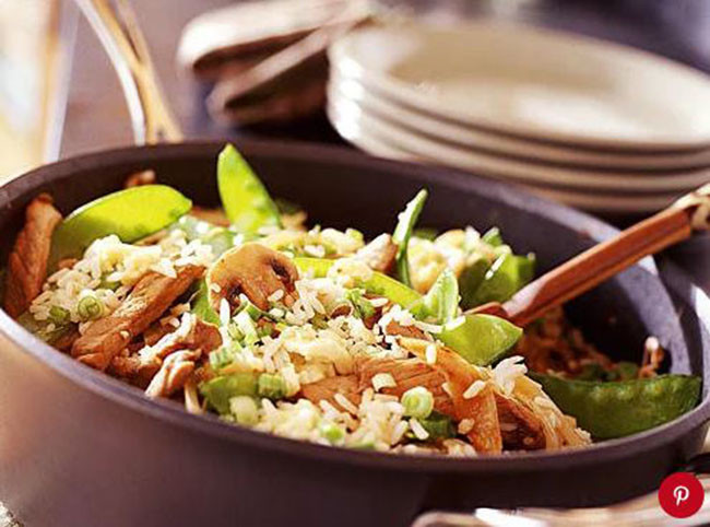 Cơm chiên đậu Hà Lan: Món cơm chiên đơn giản dễ dàng này được làm đầy với thịt lợn nạc, rau tươi, và cơm thừa và làm cho một bữa ăn một món ăn tuyệt vời cho những buổi tối bận rộn.