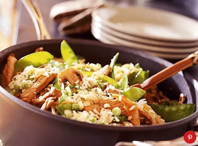 Cơm chiên đậu Hà Lan: Món cơm chiên đơn giản dễ dàng này được làm đầy với thịt lợn nạc, rau tươi, và cơm thừa và làm cho một bữa ăn một món ăn tuyệt vời cho những buổi tối bận rộn.