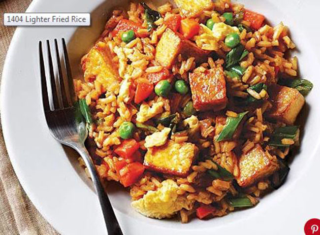 Cơm chiên đậu hũ: Cơm nấu bằng loại gạo hạt dài, vừa nước. Để cơm thật nguội sau đó cho vào chảo dầu chiên kỹ cho cơm thật săn giòn sau đó cho một số gia vị, rồi cho đậu hũ đã chiên sẵn vào cùng với đậu hà lan, cà rốt, hành hoa…bạn đã có tô cơm rang ngon tuyệt.