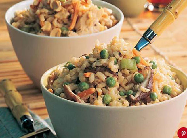 Cơm chiên rau củ: Khi bạn định làm cơm rang với công thức này, hãy thêm hương vị bằng cách nấu cơm trong nước luộc rau thay cho nước lọc. Mặc dù là món ăn chay, nhưng hương vị rất tuyệt vời với các loại rau củ ngon ngọt như đậu hà lan, cà rốt, bí ngòi.