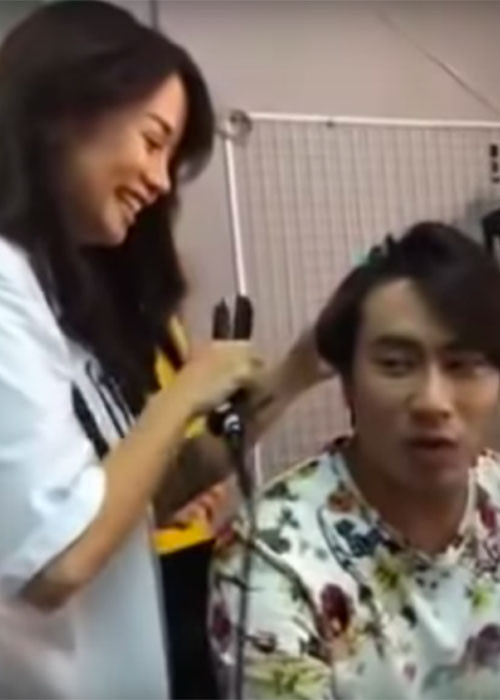 Giữa lùm xùm tình cảm, An Nguy từng lộ clip làm tóc cho Kiều Minh Tuấn. Hiện, cặp đôi này đang trở thành đề tài bàn tán của dư luận. Ảnh: VOV
