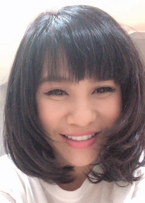 Cát Phượng khoe mái tóc mới cắt kèm chú thích: "Loạt ảnh thần thánh với những thần thái thần kỳ cục kẹo". Đông đảo đồng nghiệp khen Cát Phượng trẻ trung.