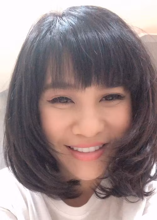 Cát Phượng khoe mái tóc mới cắt kèm chú thích: "Loạt ảnh thần thánh với những thần thái thần kỳ cục kẹo". Đông đảo đồng nghiệp khen Cát Phượng trẻ trung.